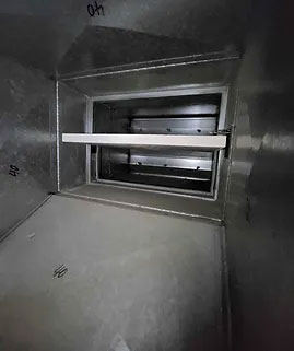 Brandschutzklappe aus Metall mit Asbestverdacht